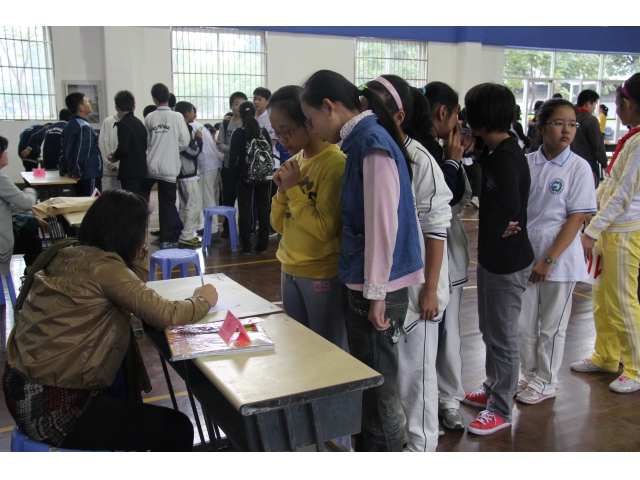 学生有序排队报名