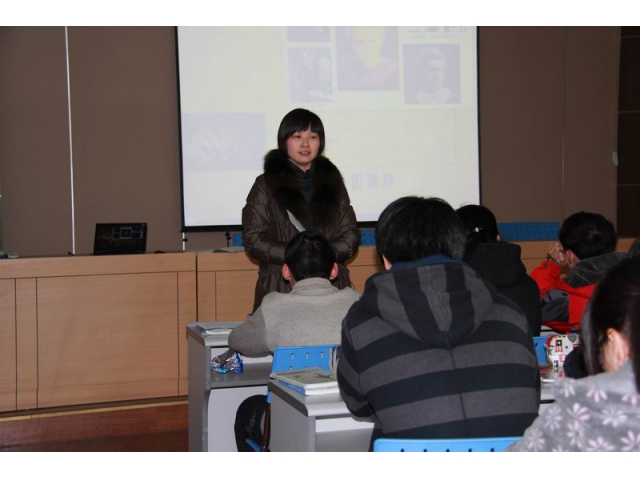 陈燕老师在比赛中